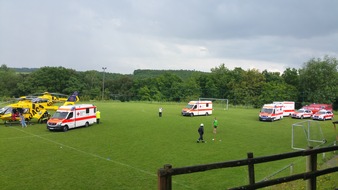 Polizeidirektion Kaiserslautern: POL-PDKL: Blitz schlägt aus heiterem Himmel auf Sportplatz ein - 33 Menschen wurden ins Krankhaus gebracht - Zweite Nachtragsmeldung