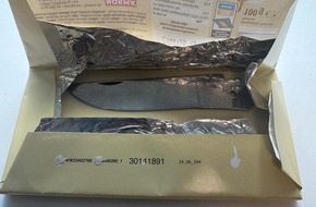 Bundespolizeiinspektion Flughafen Hamburg: BPOL-HH: (FOTO) Bundespolizei am Hamburg Airport: Messerklinge in Schokoladentafel versteckt - Ordnungswidrigkeitenanzeige