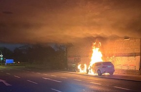 Polizei Duisburg: POL-DU: Mittelmeiderich: Zwei Autos in Vollbrand - Kripo sucht Zeugen