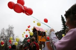 Unilever Deutschland GmbH: "Die Arche" und Langnese sagen "Danke Deutschland"! / Viele kleine Spenden ermöglichten den Bau eines neuen Spielplatzes / Kinder bedanken sich mit Ballonbotschaften