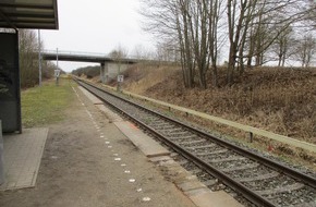Bundespolizeiinspektion Rostock: BPOL-HRO: Unbekannte entfernen Gehwegplatten vom Bahnsteig