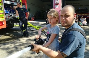 Freiwillige Feuerwehr Bedburg-Hau: FW-KLE: Feuerwehr klärt Kinder über die Gefahren von Feuer auf: Kindergartenkinder besuchen die Freiwillige Feuerwehr Bedburg-Hau