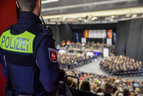 POL-AK NI: Polizeiakademie Niedersachsen verabschiedet über 400 neue Polizeikommissarinnen und -kommissare / Erstmalige Teilnahme einer Bremer Studiengruppe an der Abschlussfeier des Bachelor-Studienjahrgangs