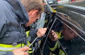 Feuerwehr Iserlohn: FW-MK: Kleinkind in PKW eingeschlossen