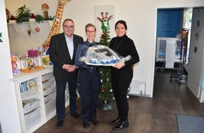 Hauptzollamt Krefeld: HZA-KR: Hauptzollamt Krefeld setzt zu Weihnachten ein Zeichen der Solidarit&auml;t - 2.900 Euro f&uuml;r Insel Tobi e.V.