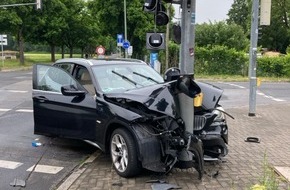 Polizeipräsidium Südosthessen: POL-OF: Auto prallt gegen Ampelmast: Fahrer und Beifahrer flüchteten - zwei Mitfahrer auf Rückbank schwer verletzt
