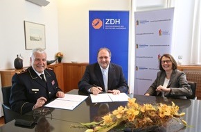 Deutscher Feuerwehrverband e. V. (DFV): Gute Zusammenarbeit: Handwerk und Feuerwehr / ZDH-Präsident Wollseifer und DFV-Präsident Kröger erneuern Kooperation (FOTO)