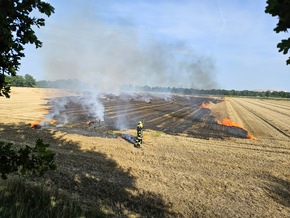 FW Flotwedel: Brennende Ballenpresse sorgt für überörtlichen Feuerwehreinsatz bei Papenhorst