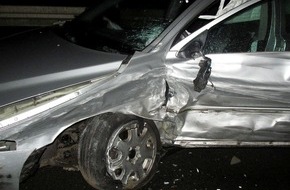 Polizeiinspektion Hameln-Pyrmont/Holzminden: POL-HM: Nach missglücktem Überholversuch: 2 Verletzte und 3 beschädigte Fahrzeuge
