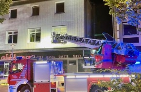 Feuerwehr Bochum: FW-BO: Kellerbrand in Wohngebäude an der Universitätsstraße - 15 Menschen gerettet
