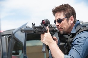 ProSieben: "Einer der besten Filme des Jahres!": ProSieben zeigt den dreifach OSCAR(r) nominierten Thriller "Sicario" mit Benicio del Toro und Emily Blunt