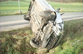 Polizeiinspektion Hameln-Pyrmont/Holzminden: POL-HOL: Landesstraße 580 - Golmbach - Rühle: Wild ausgewichen und auf PKW-Seite gelandet - PKW erheblich beschädigt / Fahrer unverletzt -