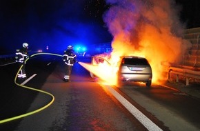 Feuerwehr Iserlohn: FW-MK: Brennender PKW auf der Autobahn
