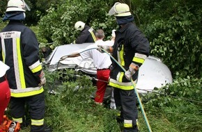 Feuerwehr Essen: FW-E: PKW überschlagen, 86-jähriger Fahrer eingeklemmt (Foto verfügbar)