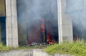 Feuerwehr Paderborn: FW Paderborn: Zimmerbrand in leerstehenden B&uuml;rokomplex
