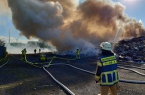 Feuerwehr Bremerhaven: FW Bremerhaven: Feuer auf Mülldeponie mit starker Rauchentwicklung