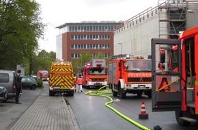 Feuerwehr Mülheim an der Ruhr: FW-MH: Zimmerbrand mit verletzter Person
