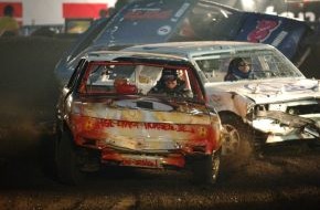 ProSieben: Quotensieg für ÂDie große TV total Stock Car Crash ChallengeÂ / Raab und Lauda verschrotten Konkurrenz