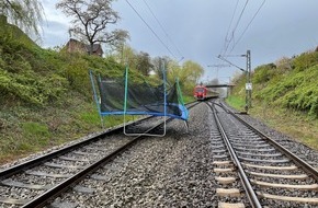 Polizeiinspektion Stade: POL-STD: S-Bahn muss wegen Trampolin auf den Gleisen stoppen, Einbrecher in Steinkirchen, Unbekannter Täter steigt in Buxtehuder Imbiss ein, 4. Unbekannter beschädigt drei Autos in Bliedersdorf