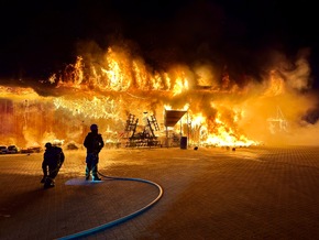 FW Hünxe: Abschlussmeldung: Halle eines Gewerbebetriebs in Vollbrand