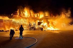 Freiwillige Feuerwehr Hünxe: FW Hünxe: Abschlussmeldung: Halle eines Gewerbebetriebs in Vollbrand