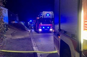 Feuerwehr Plettenberg: FW-PL: OT-Holthausen. In Wohnhaus integrierter Garage brach Feuer aus.