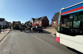 FFW Gemeinde Schwalmtal: FFW Schwalmtal: Verkehrsunfall zwischen Pkw und Bus - Feuerwehr Schwalmtal rettet eingeschlossenen Fahrer