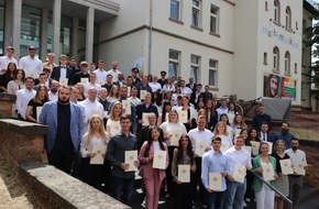 Hauptzollamt Gießen: HZA-GI: Nachwuchs für den Zoll in Mittelhessen 65 Auszubildende starten beim Hauptzollamt Gießen ins Berufsleben