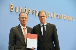 Aktion Mensch e.V.: "Arbeitgeber schöpfen das Potenzial nicht aus" / Bert Rürup stellt das Inklusionsbarometer der Aktion Mensch zum Thema Arbeit von Menschen mit Behinderung vor (FOTO)