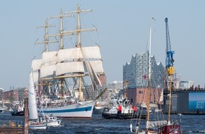 Hamburg Messe und Congress GmbH: Gottesdienst zur Eröffnung des Hafengeburtstag Hamburg / Dialogpredigt mit Hauptpastor Alexander Röder und Olli Dittrich