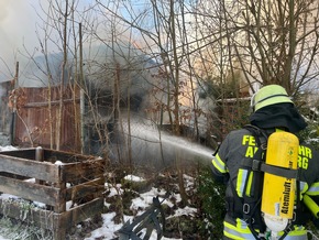 FW-AR: Brand in Gartenhütte erfolgreich gelöscht- Umfangreicher Einsatz der Feuerwehr