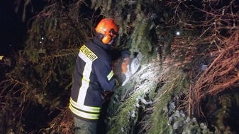 FW-KLE: Sturmtief THOMAS: Einsätze der Feuerwehr Bedburg-Hau / Stromausfall in Teilen der Gemeinde
