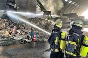 Feuerwehr Moers: FW Moers: Brand in einem Recycling-Betrieb
