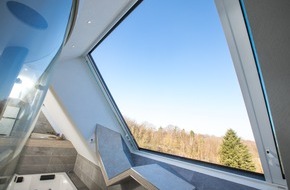 LiDEKO: Dachschiebefenster von LiDEKO schaffen genussvolle Ausblicke / 
Völlige Entspannung in der hauseigenen Wellness-Oase: So zieht die natürliche Umgebung in das Komfort-Bad ein