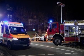 FW LK Neunkirchen: Drei Verletzte bei Unfall - Feuerwehr rettet Schwerverletzte aus Wrack