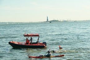 Überragender Erfolg am &quot;Big Apple&quot; / Nathalie Pohl gewinnt als erste Deutsche legendäres &quot;20 Bridges Swim&quot; und bewältigt &quot;Triple Crown of Open Water Swimming&quot; (FOTO)