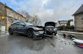 Feuerwehr Wetter (Ruhr): FW-EN: Wetter - Verkehrsunfall und Person hinter verschlossener Wohnungstür