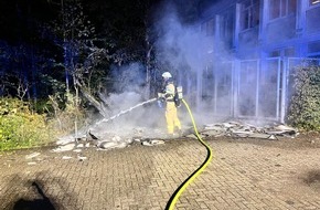Feuerwehr Bergisch Gladbach: FW-GL: Zwei nächtliche Einsätze für die Feuerwehr Bergisch Gladbach - Mülltonnenbrand und Kabelbrand in Bürogebäude