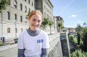 Plan International Schweiz: Une jeune de 20 ans accompagne Alain Berset pour la Journée internationale de la fille