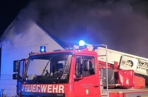 Feuerwehr Hamminkeln: FW Hamminkeln: Dachstuhlbrand mit Menschenleben in Gefahr