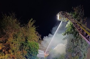 Feuerwehr Dortmund: FW-DO: Dortmund - Wickede Geb&auml;ude im Vollbrand