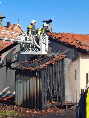 KFV-CW: Holzlager geht in Flammen auf / Backhaus und Feuerwehrmagazin blieben verschont