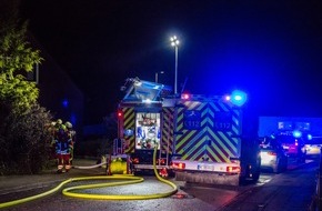 Feuerwehr Heiligenhaus: FW-Heiligenhaus: Garagendachstuhl in Flammen - Feuerwehr verhindert Schlimmeres (Meldung 33/2018)