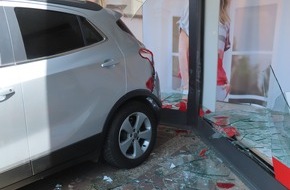 Polizeiinspektion Stade: POL-STD: Himmelpforten: Irrfahrt auf Parkplatz endet im Schaufenster