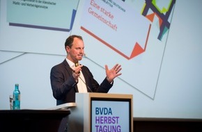 Bundesverband Deutscher Anzeigenblätter e.V. (BVDA): BVDA-Geschäftsführer ruft Verlage zu Geschlossenheit auf / Handel stellt Erlebnisorte auf Herbsttagung der Anzeigenblattbranche vor