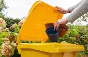 Initiative "Mülltrennung wirkt": Wohin mit Abfällen? Tipps für die Herbstsaison im Garten / Gebrauchte Pflanztöpfe, ausgediente Gartengeräte & Co. umweltfreundlich entsorgen