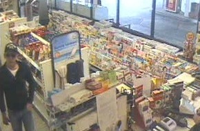 Polizei Düsseldorf: POL-D: Nach Raub in Tankstelle - Polizei fahndet mit Fotos nach dem Täter - Bilder im Anhang