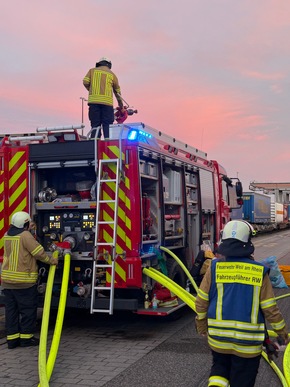 Feuerwehr Weil: Feuerwehr stoppt Gefahrstoffaustritt im Umschlagbahnhof Weil am Rhein