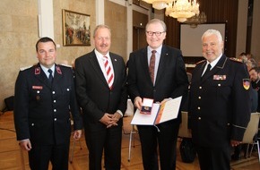 Deutscher Feuerwehrverband e. V. (DFV): Engagement der öffentlichen Versicherer gewürdigt / Deutsches Feuerwehr-Ehrenkreuz für Ulrich-Bernd Wolff von der Sahl (FOTO)