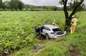 Feuerwehr Xanten: FW Xanten: Verkehrsunfall zwischen PKW und Personenzug